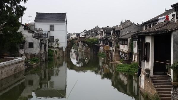江西一女子在4S店与店员争吵后跳楼,疑因买到事故车维权时情绪激动,家人:人现在还在ICU